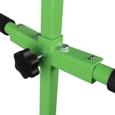 Estrutura metálica verde com porca preta e punhos pretos