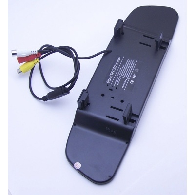 Suporte preto com cabos RCA e texto técnico em superfície branca