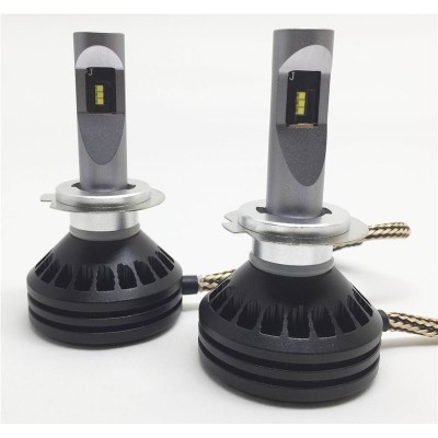 Duas lâmpadas LED para faróis automóveis com base metálica e dissipador de calor preto