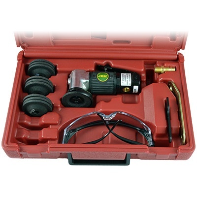 Conjunto de ferramenta com rebarbadora, discos de corte, óculos de proteção e ferramenta metálica num estojo vermelho