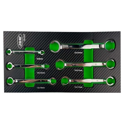 Conjunto de chaves inglesas de metal cromado em suporte preto com detalhes verdes e tamanhos impressos.