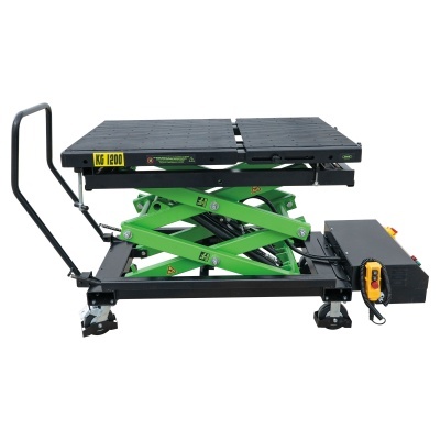 Plataforma de elevação metálica preta com mecanismo verde e painel de controlo