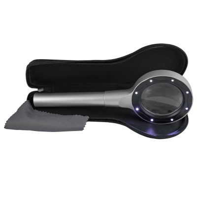 Lupa com LEDs em estojo preto e pano de limpeza cinzento