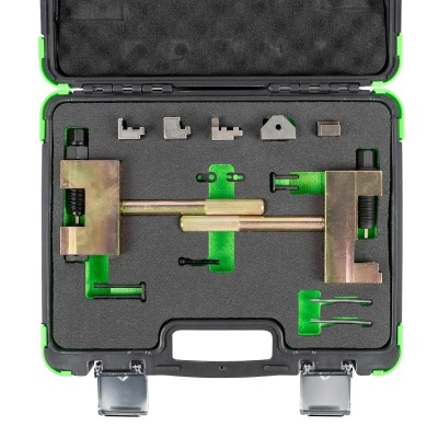 Ferramentas metálicas douradas em estojo preto e verde com espuma acolchoada