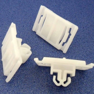 Suportes ou clipes de plástico branco sobre fundo azul