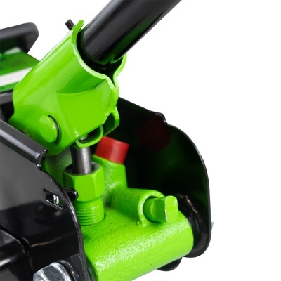 Detalhe de peça metálica verde e preta com parafusos e tampa vermelha