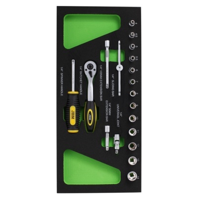 Conjunto de ferramentas com chaves e adaptadores numa caixa preta com fundo verde