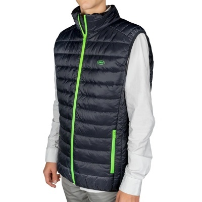 Colete acolchoado preto com zíper verde sobre camisa branca