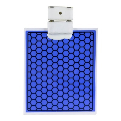 Clip prateado a segurar cartão com padrão hexagonal preto sobre fundo azul