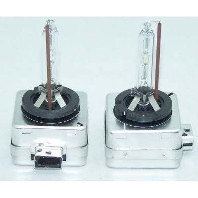 Dois bulbos de lâmpadas de xenônio para faróis automóveis com base metálica