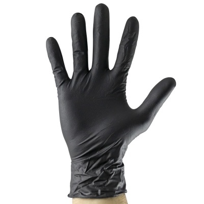 Luva descartável preta numa mão aberta