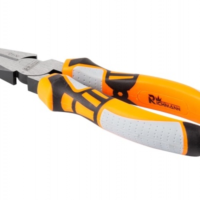 Alicate com punhos laranja, preto e cinza e corpo metálico