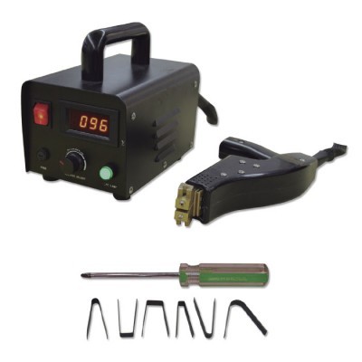 Conjunto de ferramenta elétrica preta com vários acessórios em fundo branco