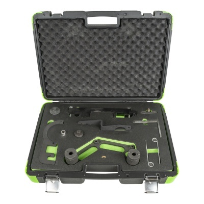 Estojo verde aberto com ferramentas e componentes metálicos em espuma preta