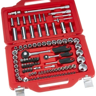 Conjunto de ferramentas em estojo vermelho com chaves de caixa e carracas