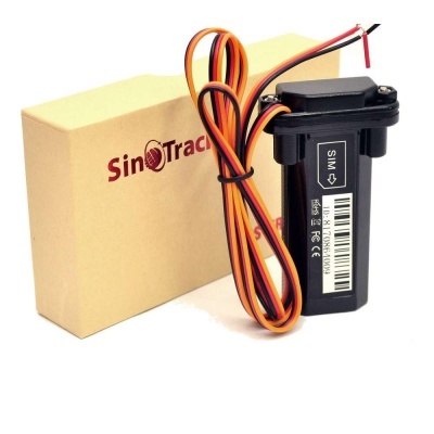 Dispositivo eletrônico preto com cabos coloridos e caixa bege SinoTrack