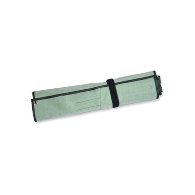 Estojo de tecido verde enrolado com faixa preta