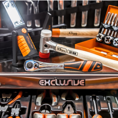 Conjunto de ferramentas preto e laranja com chave de catraca, martelo e luz LED