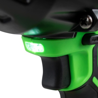 Ferramenta elétrica verde e preta com luz LED acesa
