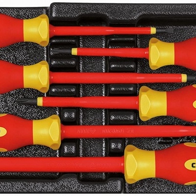 Conjunto de 9 chaves de fenda isoladas com cabos vermelhos e amarelos em suporte de espuma preta