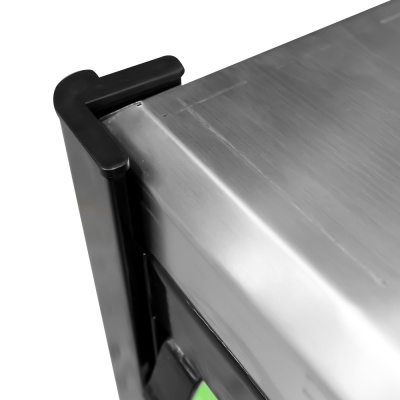 Canto de mesa metálica com proteção de borracha preta