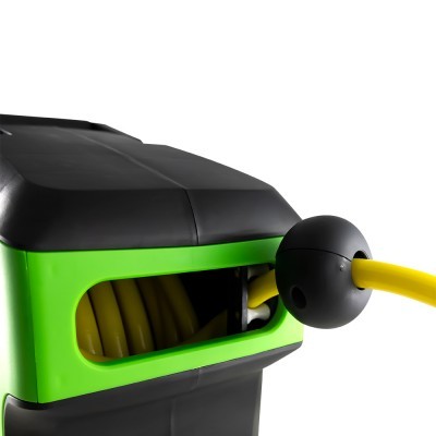 Caixa de armazenamento de mangueira de jardim verde e preta com mangueira amarela