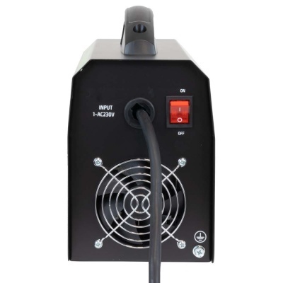 Parte traseira de dispositivo elétrico preto com ventilador, botão vermelho e cabo.