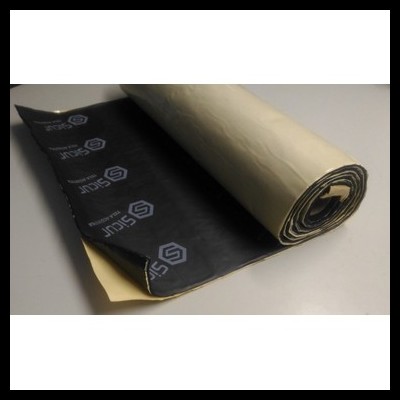 Rolo de material flexível creme e preto com texto SICUR