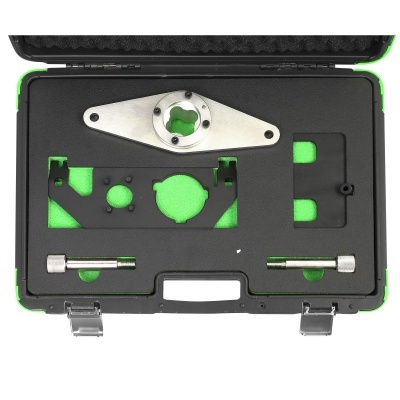 Conjunto de ferramentas de metal em estojo preto com interior verde