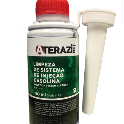 Frasco branco com tampa vermelha e rótulo verde de limpeza para sistema de injeção de gasolina, acompanhado por um funil branco.