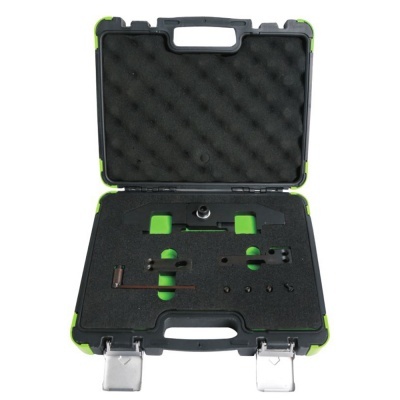 Mala rígida preta com reforços verdes e interior em espuma preta com moldes para ferramentas