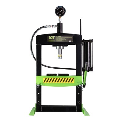 Prensa hidráulica preta e verde com manómetro e alavanca lateral