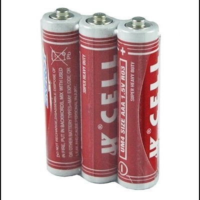 Três pilhas AAA vermelhas e brancas do tipo Super Heavy Duty