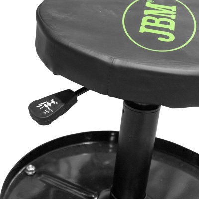 Assento redondo preto com tampa sintética e texto JBM