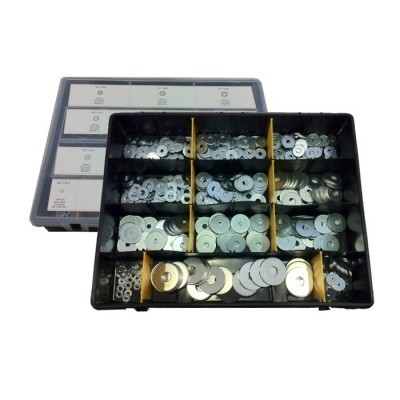 Caixa com arruelas metálicas de vários tamanhos e divisórias.