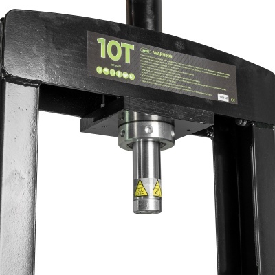 Estrutura metálica preta com cilindro prateado e etiqueta 10T