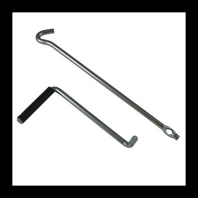 Ferramentas metálicas prateadas com manivela e gancho sobre fundo branco