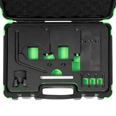 Estojo preto rígido aberto com ferramentas organizadas em espuma preta e verde