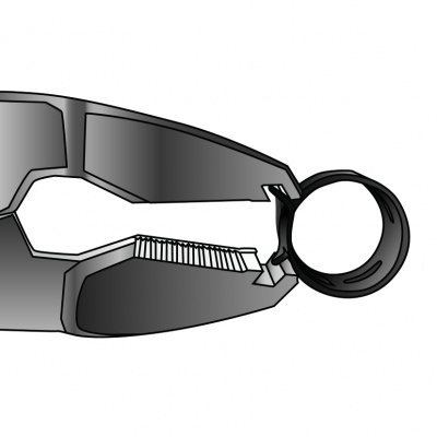 Alicate metálico a segurar um anel preto