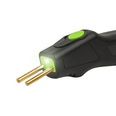 Dispositivo elétrico preto com pinos metálicos dourados e botão verde