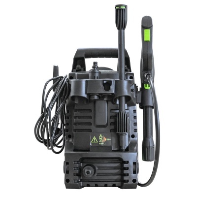 Lavadora elétrica preta compacta com cabo enrolado