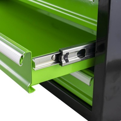 Gaveta metálica verde aberta com calha metálica e borda preta