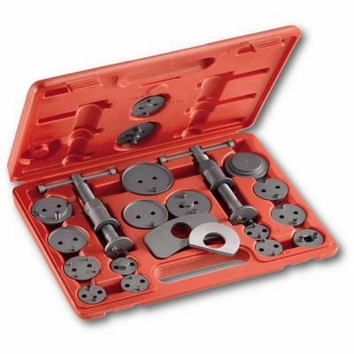 Conjunto ferramentas para travões em estojo vermelho com várias peças pretas redondas e dois alicates.