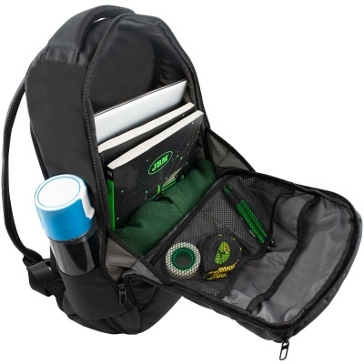 Mochila preta aberta com livros, caderno JBM, garrafa preta com tampa azul e estojo de rede