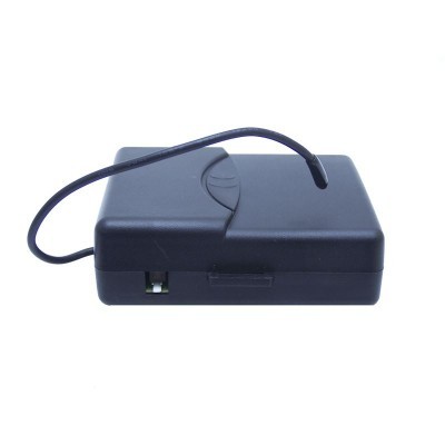 Dispositivo eletrónico preto compacto com cabo fino sobre fundo branco