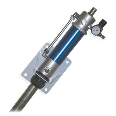 Pistão pneumático azul com extremidades metálicas e manómetro em fundo branco.