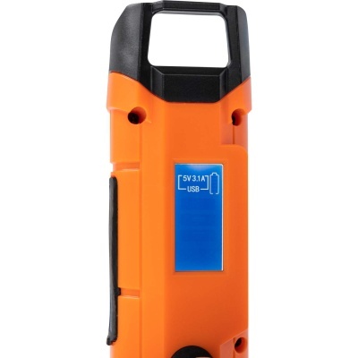 Lanterna portátil laranja e preta com etiqueta azul USB