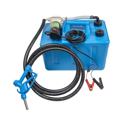 Bomba elétrica azul para combustível com mangueira preta e cabos elétricos.