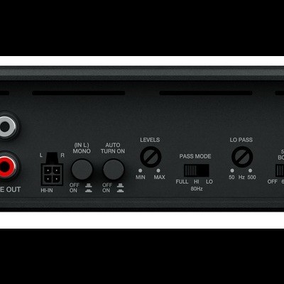 Painel traseiro de aparelho eletrônico preto com várias entradas e controlos