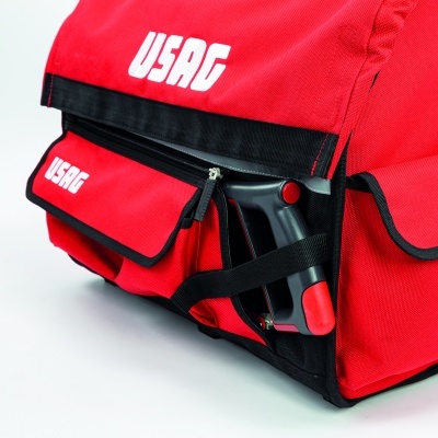 Bolsa de ferramentas vermelha e preta com bolsos e ferramenta manual, marca USAG em destaque